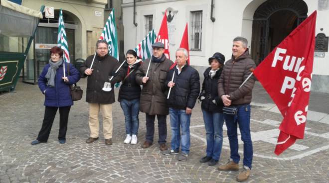 Gli ex-lavoratori della Piscina di Asti protestano, quindici su sedici sono rimasti senza lavoro