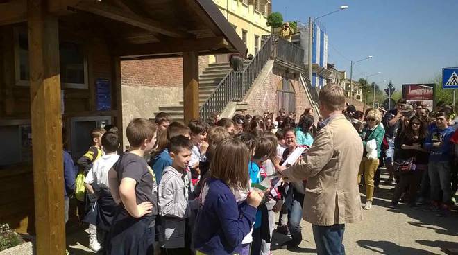 San Damiano, la nuova casetta dell'acqua e i ragazzi delle scuole elementari e medie