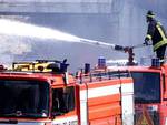 A Tigliole va a fuoco un fabbricato rurale a causa di un incendio scatenato dalle rotoballe