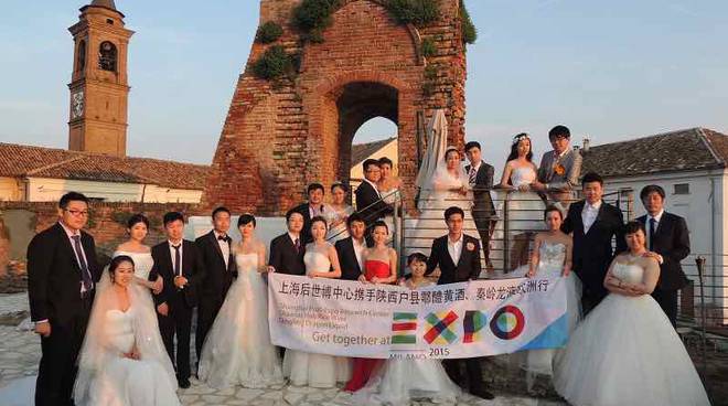 Dopo il matrimonio all'Expo venti coppie cinesi hanno festeggiato con Asti docg