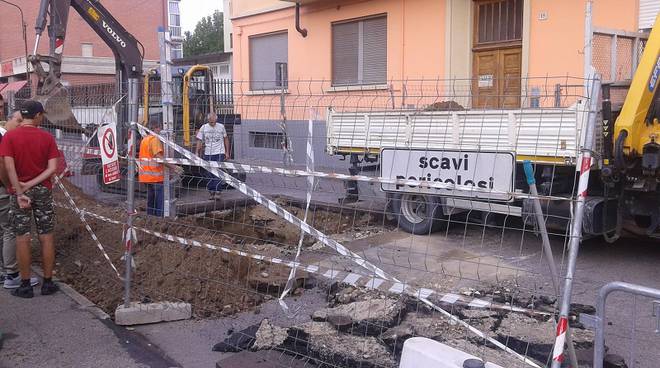 Asti, si aprono due voragini nelle strade in quartiere Torretta e in Viale Pilone