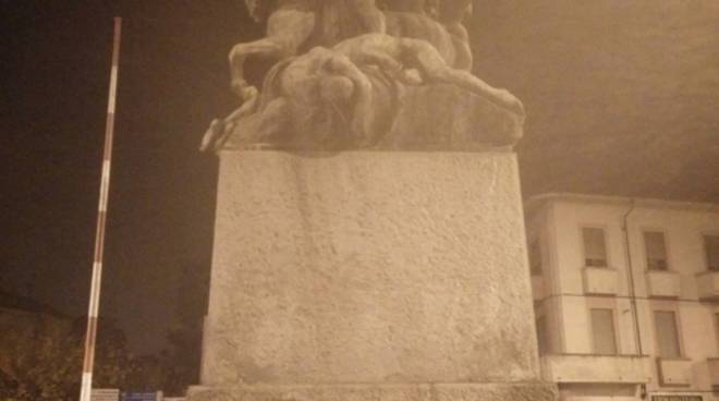 Rose e corone sui monumenti alla Vittoria ad Asti e in altre 100 città italiane, l’omaggio di CasaPound ai caduti