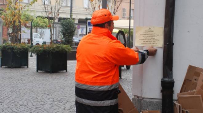 Asti: Avvisi gialli in centro storico per la raccolta di carta e plastica 