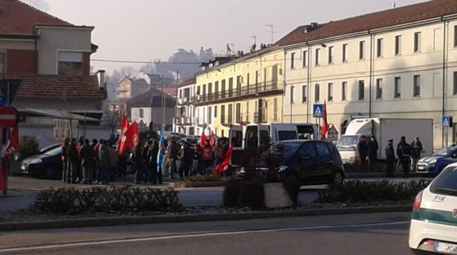 Asti, presidio di protesta dei sindacati davanti alla Saclà