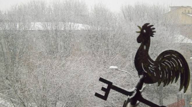 Asti si sveglia sotto la prima nevicata dell'inverno (foto)