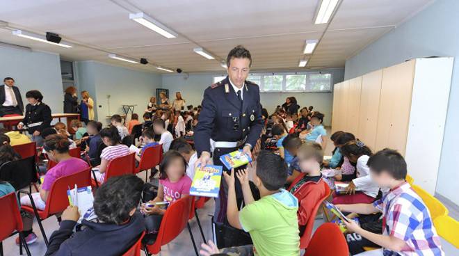 Asti, consegnata agli studenti della Primaria ''Gramsci'' l'agenda scolastica ''Il mio diario''