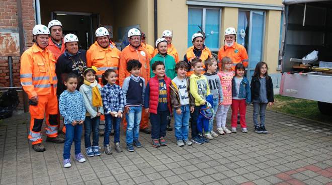 Gli alunni della scuola primaria ''G. Oberdan'' di Portacomaro ringraziano gli Alpini