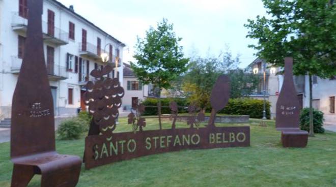 Inaugurato a Santo Stefano Belbo il Monumento al Moscato d’Asti