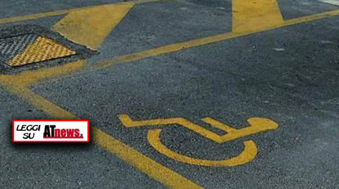Stalli a parcheggio riservato ai disabili, occupati da chi non ha diritto