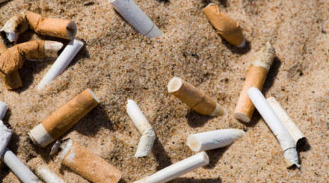 Il Codacons chiede l’estensione del divieto di fumo anche sulle spiagge nazionali