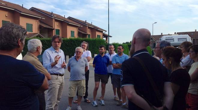 Incontro con la cittadinanza in corso Alba ad Asti: il sindaco promette campo da calcetto per i bambini