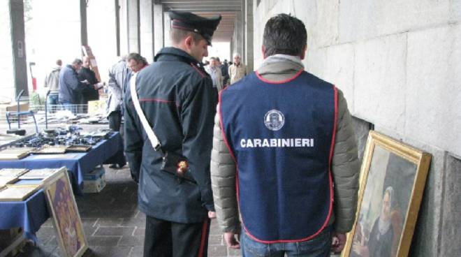 Asti: controllo dei Carabinieri ai mercati di antiquariato