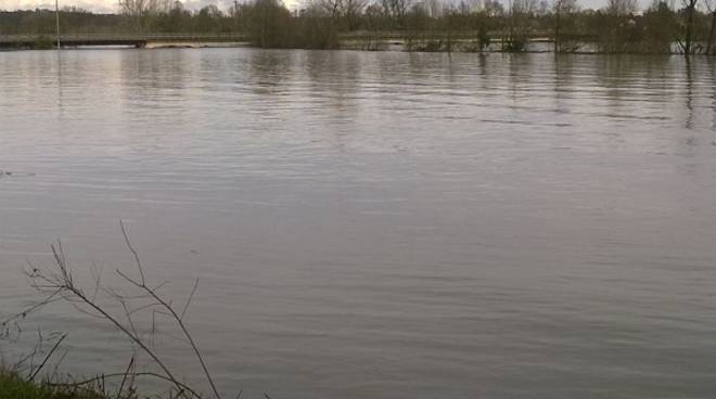 Asti, disagi in Provincia per la piena del Tanaro, a Rocchetta Tanaro esonda il fiume