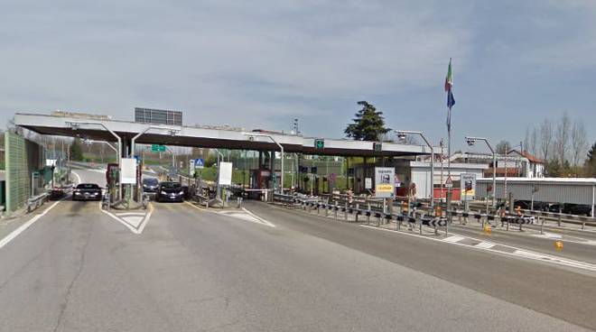 Asti, automobilista fugge dopo incidente al casello di Asti Ovest: rintracciato in corso Savona