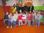 I bambini della scuola materna di Castelnuovo Belbo ricevono gli alpini