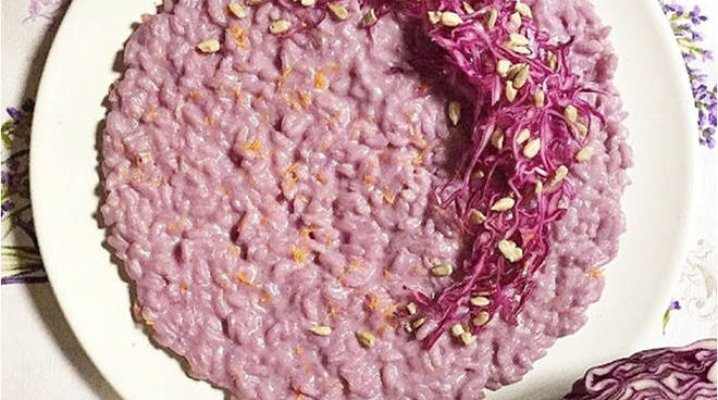 La ricetta del giorno: Risotto al cavolo viola e burro di semi di girasole