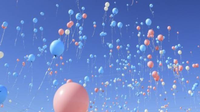 8 marzo, palloncini rosa e azzurri per l'armonia e la parità