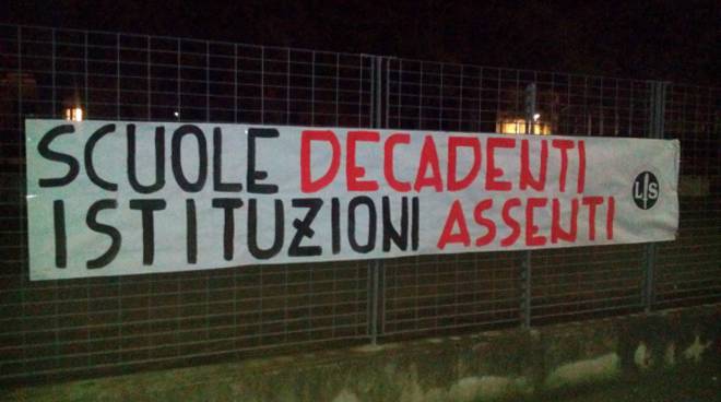 Asti, striscioni di Lotta Studentesca: “Scuole decadenti, istituzioni assenti”