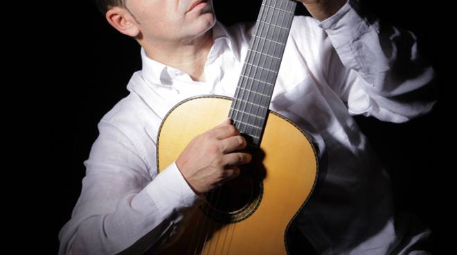 Antonio Molfetta con il ''Recital chitarristico'' a Intorno alla Chitarra