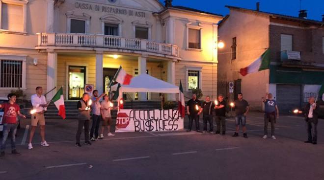 Manifestazione a Castello d'Annone: "Non è razzismo, ma situazione è insostenibile"