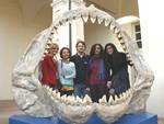 giovani in visita al museo paleontologico