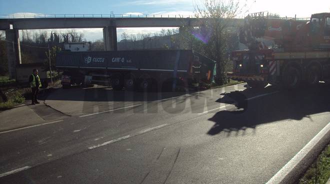 Incidente camion Castagnole 