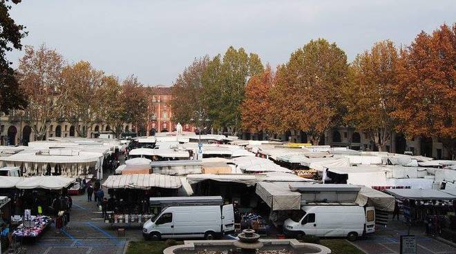 mercato piazza alfieri