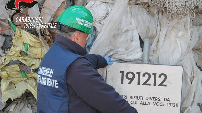 Sequestro capannone stoccaggio rifiuti nell'astigiano - Carabinieri NOE