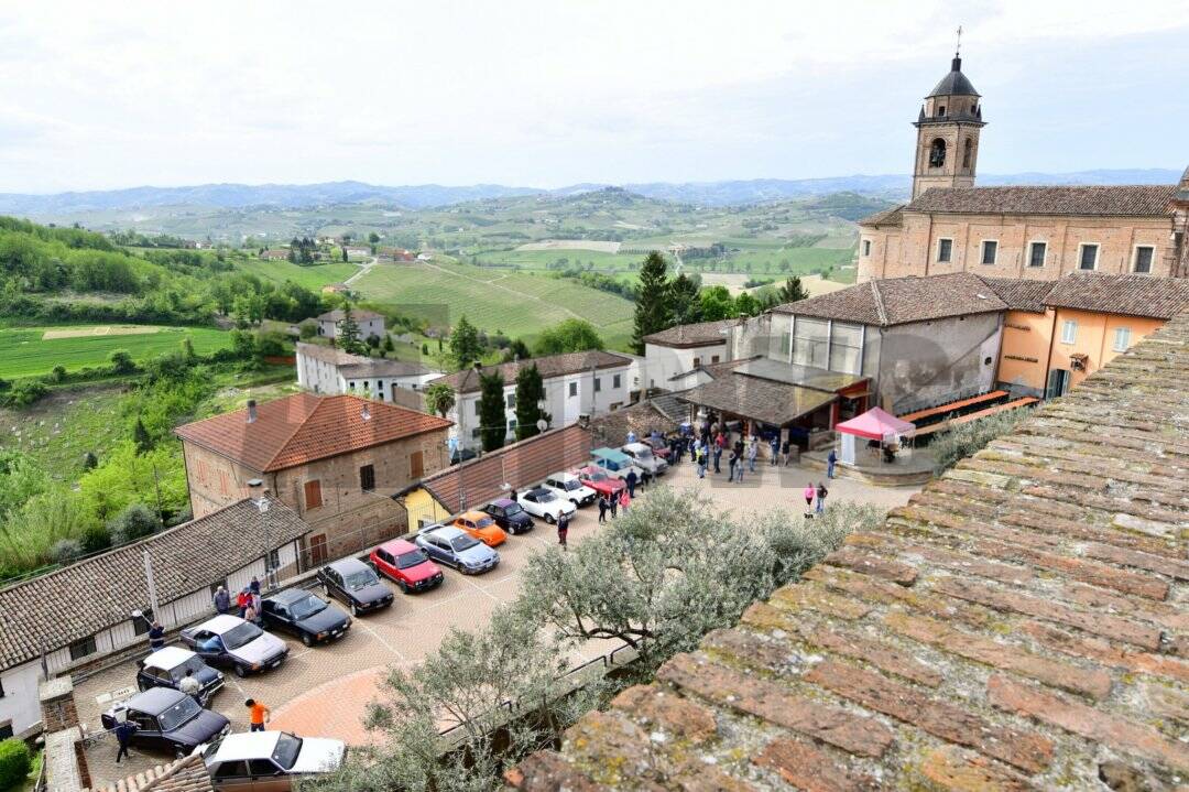 Auto storiche e sportive protagoniste a Castelnuovo Calcea per il 4˚ Raduno Colli Brofferiani