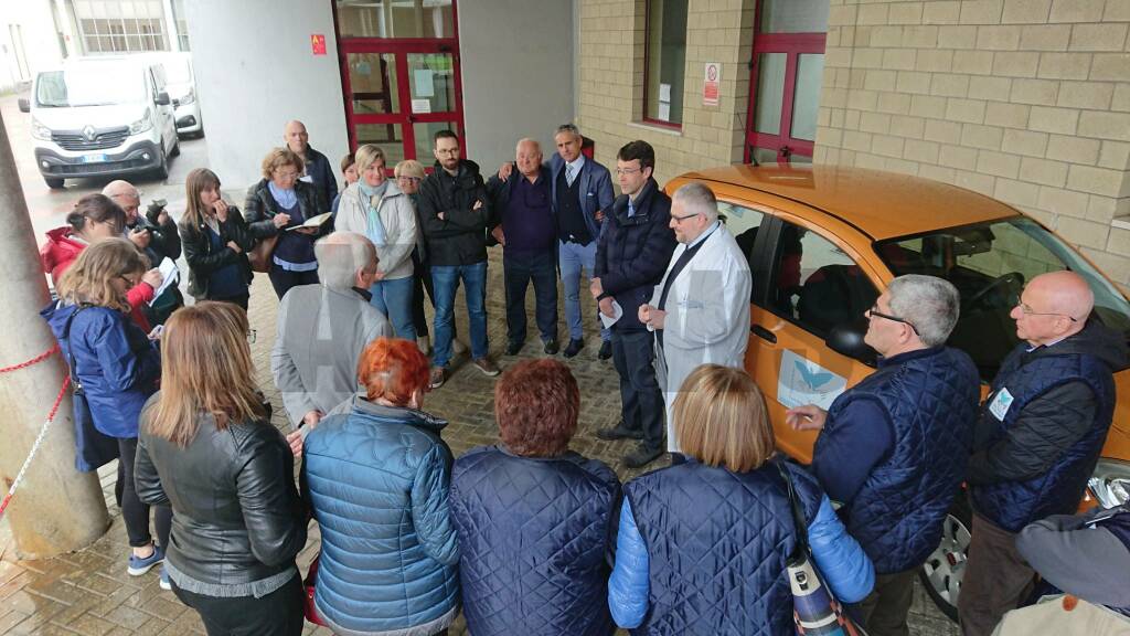 Consegna auto associazione con te