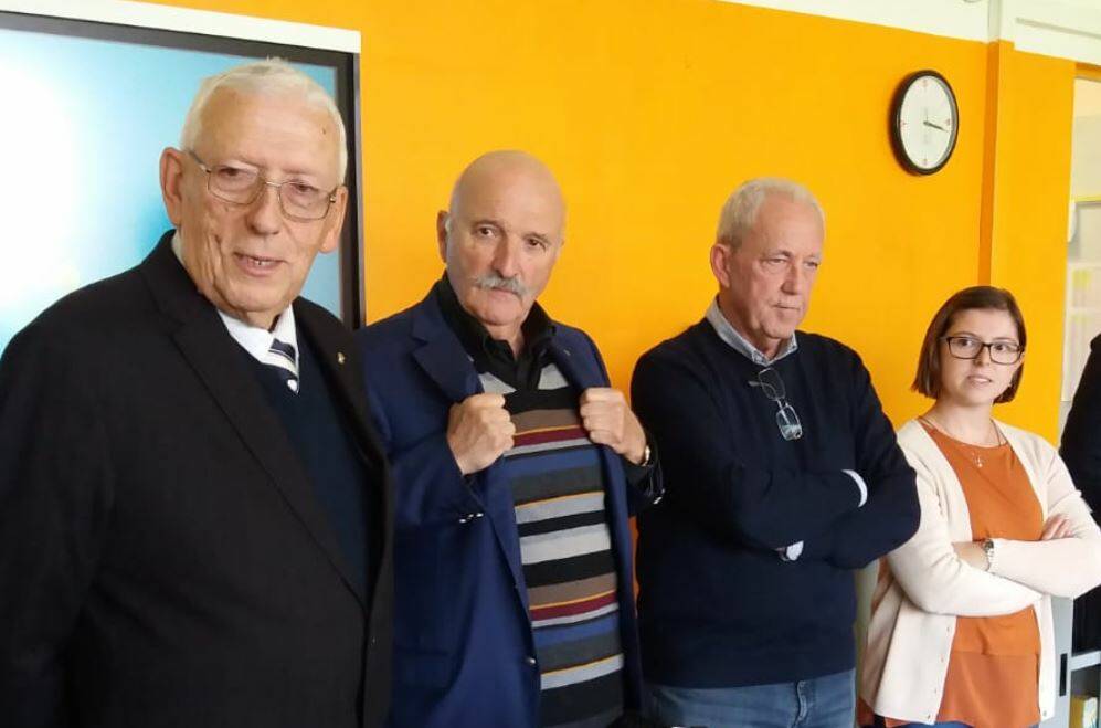 Alla scuola di Nizza Monferrato un nuovo defibrillatore donato dall'unione di Lions e Rotary