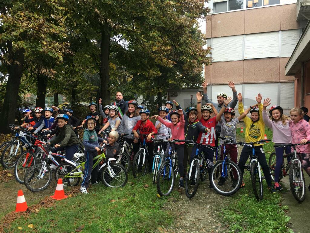 Bimbi in bicicletta con la Ciclofficina per imparare a pedalare in sicurezza