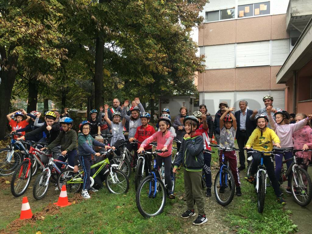 Bimbi in bicicletta con la Ciclofficina per imparare a pedalare in sicurezza