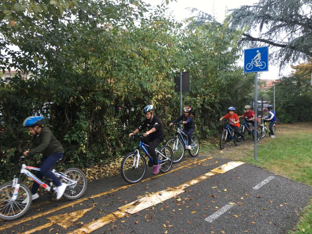 Bimbi in bicicletta con la Ciclofficina per imparare a pedalare in sicurezza