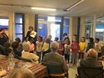 Tra musica, disegni e regali gli studenti di Nizza Monferrato festeggiano i loro nonni