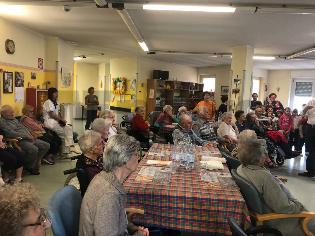 Tra musica, disegni e regali gli studenti di Nizza Monferrato festeggiano i loro nonni
