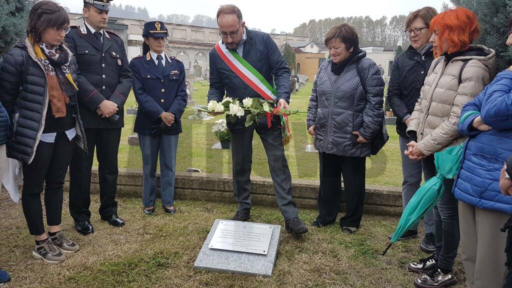 Targa cimitero asti donne vittime violenza