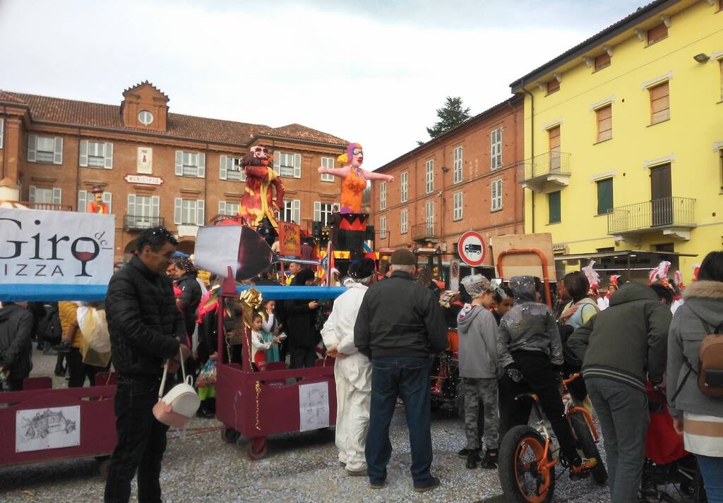 grande partecipazione al carnevale di Castelnuovo Belbo