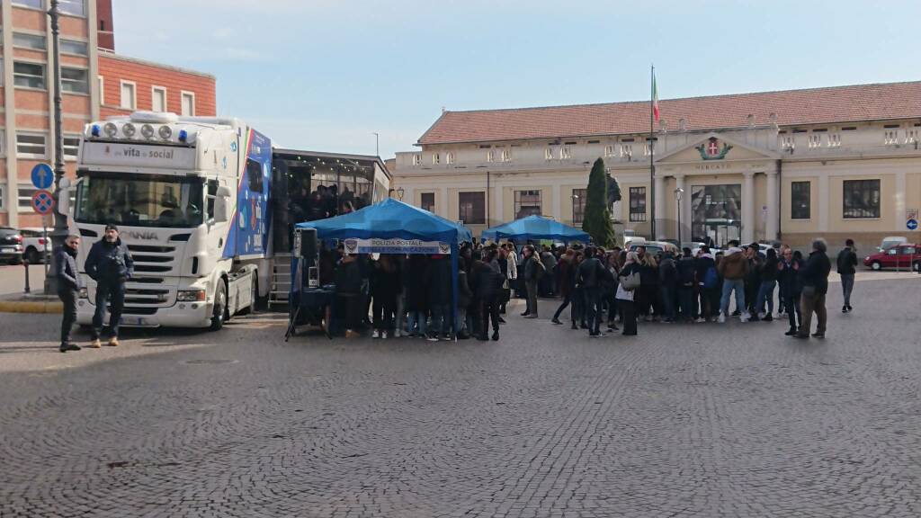 Truck Polizia vita da social Asti 2020