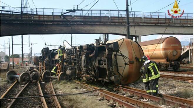 incidente ferroviario viareggio foto vigilfuoco.it