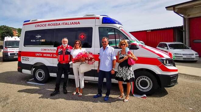 da sinistra Salvi (CRI Canelli) Silvana, Paolo e Daniela Araldo donazione ambulanza