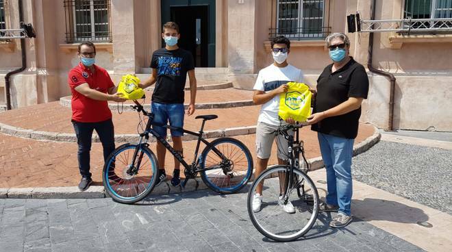 Ricevuti dal sindaco di Loano i due ragazzi arrivati in bici da Montechiaro