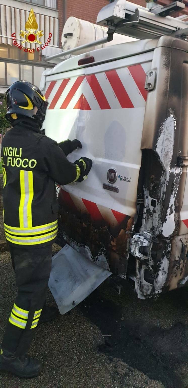 Incendio furgone Asti via Ticino 