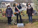 Al Cimitero di Asti rose bianche per le donne vittime di violenza