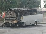 bus in fiamme in centro