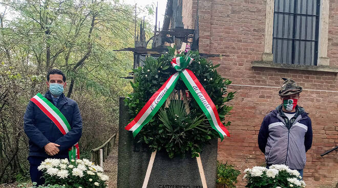 4 novembre corona al monumento dei caduti a Castelnuovo Belbo