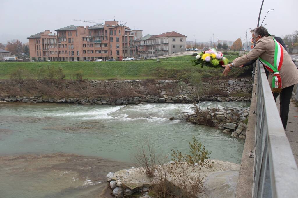 Alba: corona di fiori nel fiume Tanaro per ricordare le vittime dell’alluvione del 1994