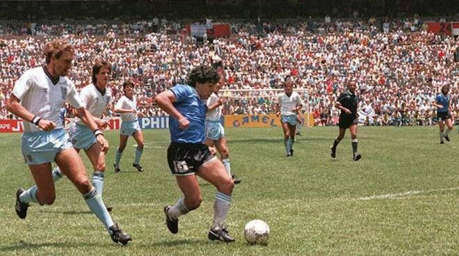 maradona gol mondiale 1986 Di Revista El Grafico - http://fotos.elgrafico.com.ar/thumbs/478d2bc3e8b33_100.jpg and http://fotos.elgrafico.com.ar/ampliada.php?id=4869,