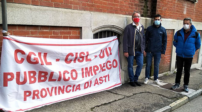 Striscioni dei Sindacati sotto alla Casa di Riposo e al Comune di Asti