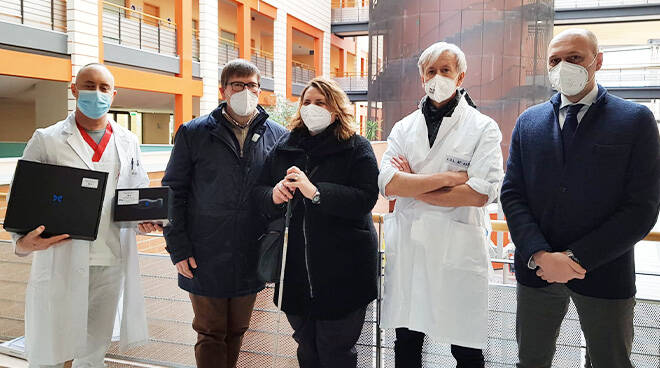 L'APRI di Asti dona un ecografo palmare per il reparto di Malattie Infettive del Cardinal Massaia